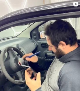 Reel no Instagram: vistoria de um carro por dentro, com o Fabiano marcando o volante