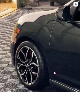 Reel no Instagram: carro preto com rodas esportivas no ambiente da Perfectus